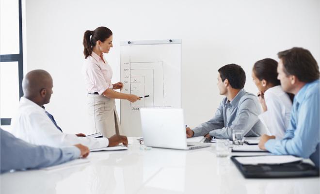 與團(tuán)隊(duì)成員、行業(yè)專家和潛在用戶討論解決方案